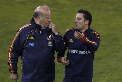 Vicente del Bosque y Xavi, durante un entrenamiento