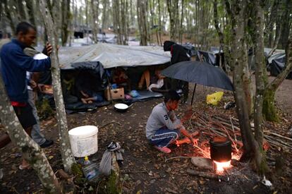 Un inmigrante cocina en un pequeño fuego en un campamento improvisado a las afueras de Velika Kladusa, Bosnia. Desde hace algo más de dos años, miles de refugiados, cansados de ver como su situación de solicitante de asilo se perpetuaba en Grecia y Serbia, huyeron a Bosnia en busca de una puerta de entrada a Europa. Estos inmigrantes procedían en origen de países como Siria, Afganistán, Irak, Pakistán, Irán o Marruecos.