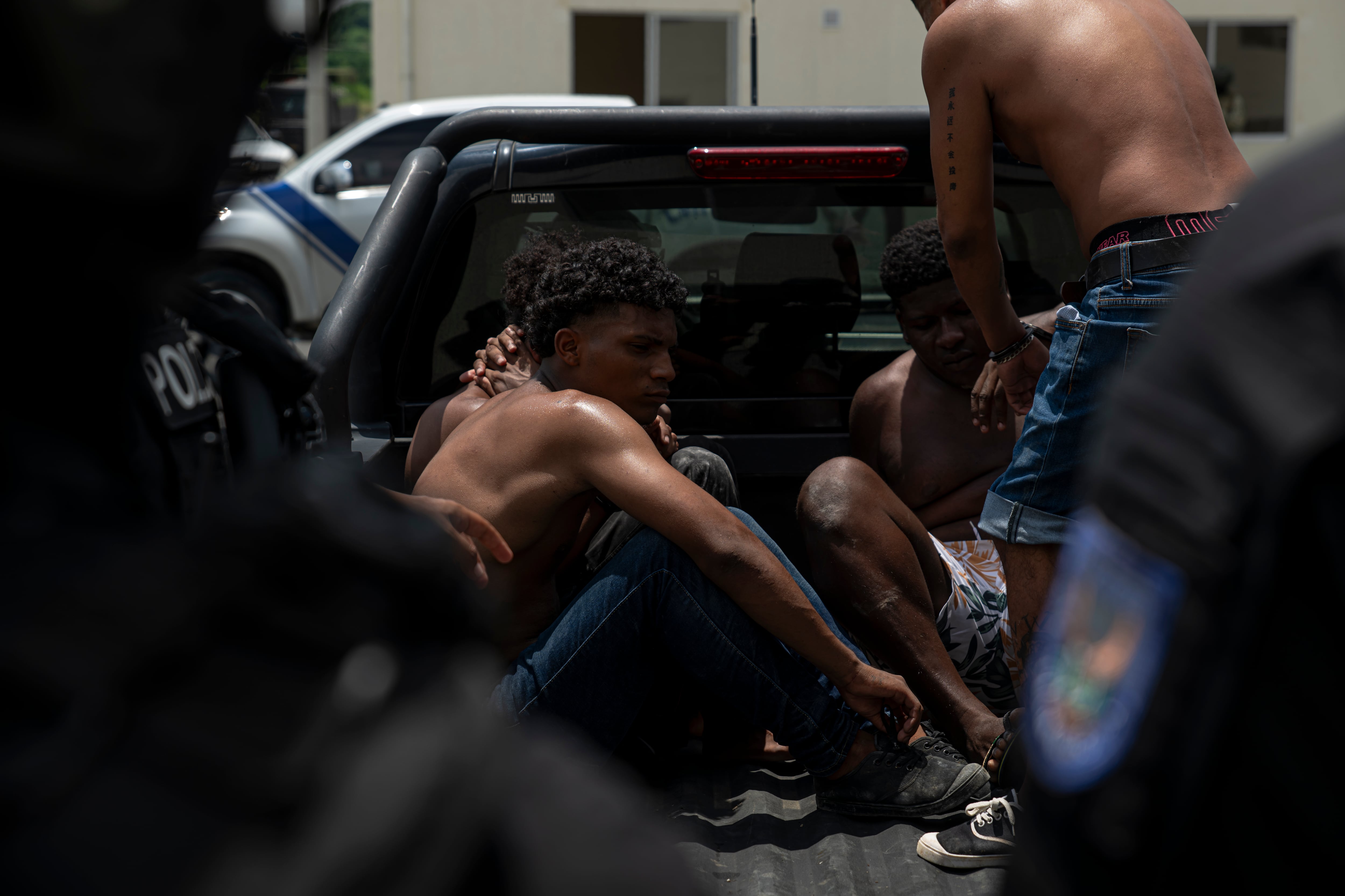 Personas detenidas durante un operativo realizado entre policía y personal militar de Ecuador, en Socio Vivienda, Guayaquil.