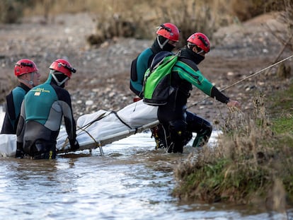 Miembros de la Guardia Civil rescatan el cuerpo sin vida de un hombre en Mijas debido a la crecida del río Fuengirola.