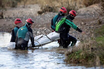 Miembros de la Guardia Civil rescatan el cuerpo sin vida de un hombre en Mijas debido a la crecida del río Fuengirola.