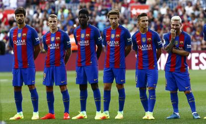 Andre Gomes, Digne, Umtiti, Samper y Denis Su&aacute;rez, los nuevos fichajes del FC Barcelona, junto a Leo Messi durante la presentaci&oacute;n del equipo en el Joan Gamper. 