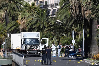 Agentes de la policía francesa buscan pruebas junto al camión que causo la matanza en Niza, Francia.