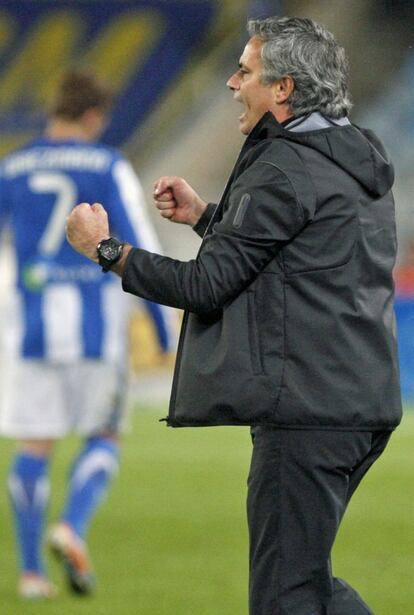 José Mourinho, entrenador del Madrid, saltó al campo para celebrar la victoria.