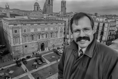 12/01/1996 Barcelona. Antoni Dalmau, político y escritor, fotografiado en la azotea del Ayuntamiento de Barcelona. Foto: Carles Ribas