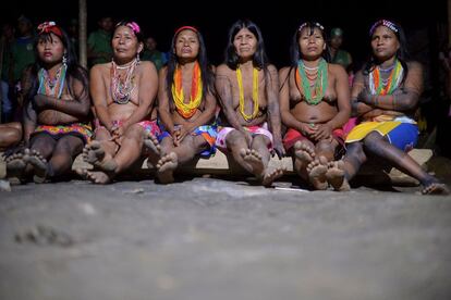 Un grupo de mujeres indígenas 'embera' son fotografiadas en Puesto Indio, una aldea rural de Alto Baudo, en Choco (Colombia).