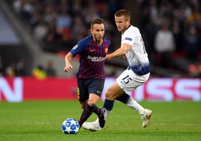 Arthur controla el balón ante Dier en Wembley. 