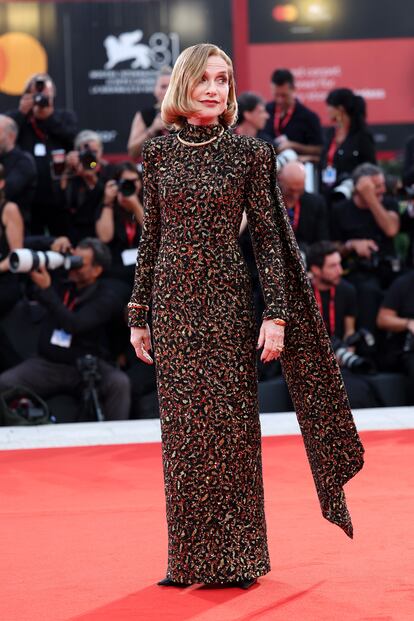 To welcome Pedro Almodóvar on the red carpet of 'The Next Room,' Huppert chose a classic style reminiscent of the divas of old Hollywood, the leopard print, in an explicitly modernized version: taken from Balenciaga's Winter 2024 collection (it was the first “look” of the show), her long dress, reinforced at the shoulders and with cape added the dose of drama that could be demanded from the actress. She paired it with Cartier jewelry.