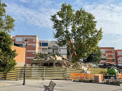 Trabajos de derribo de la antigua casa cuartel de la Guardia Civil en Parla. / AYUNTAMIENTO DE PARLA