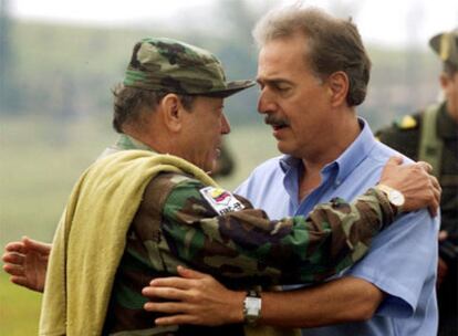 El líder de las FARC y el entonces presidente Durante la reunión en celebrada en Los Pozos en el año 2000.