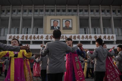 Ciudadanos de Corea del Norte toman parte de un evento de danza en masa en Pyonyang, que celebraba la 'elección' de Kim Jong-Il.