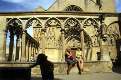 Arquería gótica y, al fondo, la fachada de Santa María la Real, del siglo XIV, en Olite (Navarra).