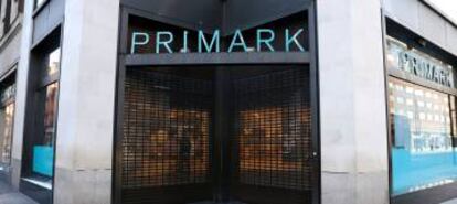 Tienda de Primark cerrada a causa del Covid-19.