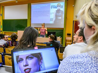 En la Universidad de Gante (Bélgica), la profesora Elly McCausland imparte uno de los primeros cursos dedicados a Taylor Swift en Europa.