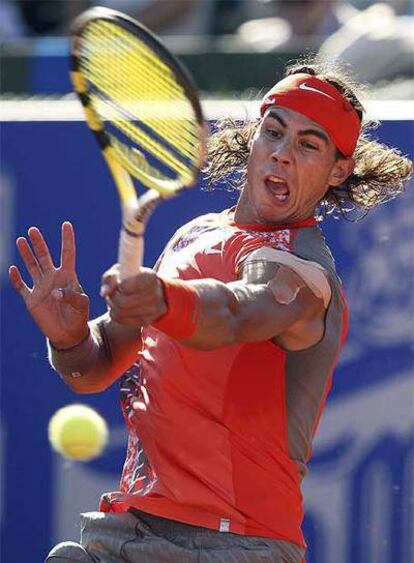 Rafa Nadal golpea la pelota.