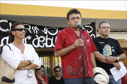 Pastora Vega, El Gran Wyoming y Pablo Carbonell, durante la manifestación en contra del cierre de los chiringuitos de Zahara de los Atunes, en 2006.