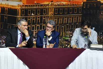 Adán Augusto López, Ricardo Monreal y Gerardo Fernández Noroña, en el acto protocolario de Claudia Sheinbaum con legisladores de Morena, el 18 de junio.