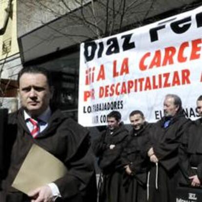 Los trabajadores de "El Monasterio del Cobro", contratados por el Sepla, concentrados a las puertas de la CEOE, para exigir a Díaz Ferrán el pago de los salarios atrasados de los empleados de Air Comet