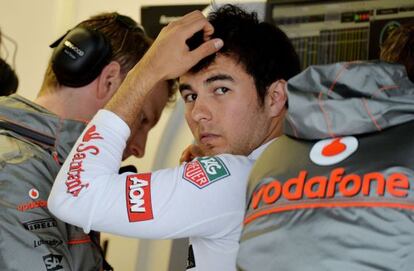 El piloto Sergio Pérez en los talleres de su equipo en el Gran Premio de Canadá.