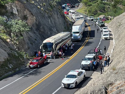 Autoridades trabajan en el área de un accidente de carretera en Oaxaca, en agosto de 2023.