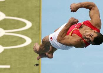 Gervasio Deferr, en su salto hacia el oro.