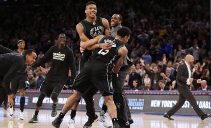 Antetokounmpo, felicitado tras su canasta decisiva.