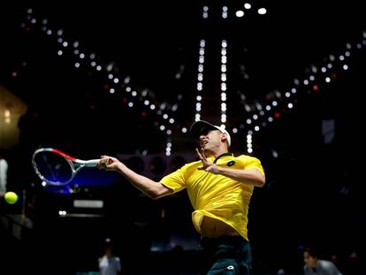 Millman golpea la pelota durante el partido contra Pospisil en la Caja Mágica.