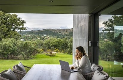 Cristina Hebrero, directiva de KPMG especializada en gestión del cambio, dice que muchas empresas han descubierto que no ha caído la productividad con el teletrabajo. En la imagen, en su casa a las afueras de Madrid.