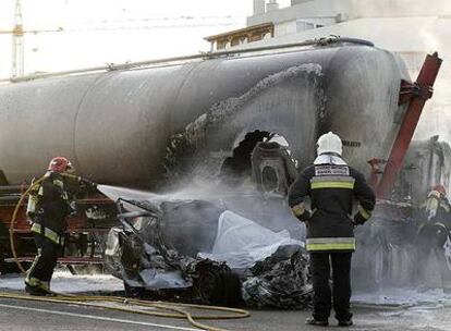 Los bomberos apagaron el fuego del amasijo de hierros en que se convirtió el taxi. El cuerpo del taxista quedó atrapado dentro.