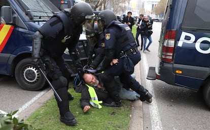 Varios agentes de policía detienen a un manifestante durante las protestas de agricultores por el centro de Madrid, este miércoles. 