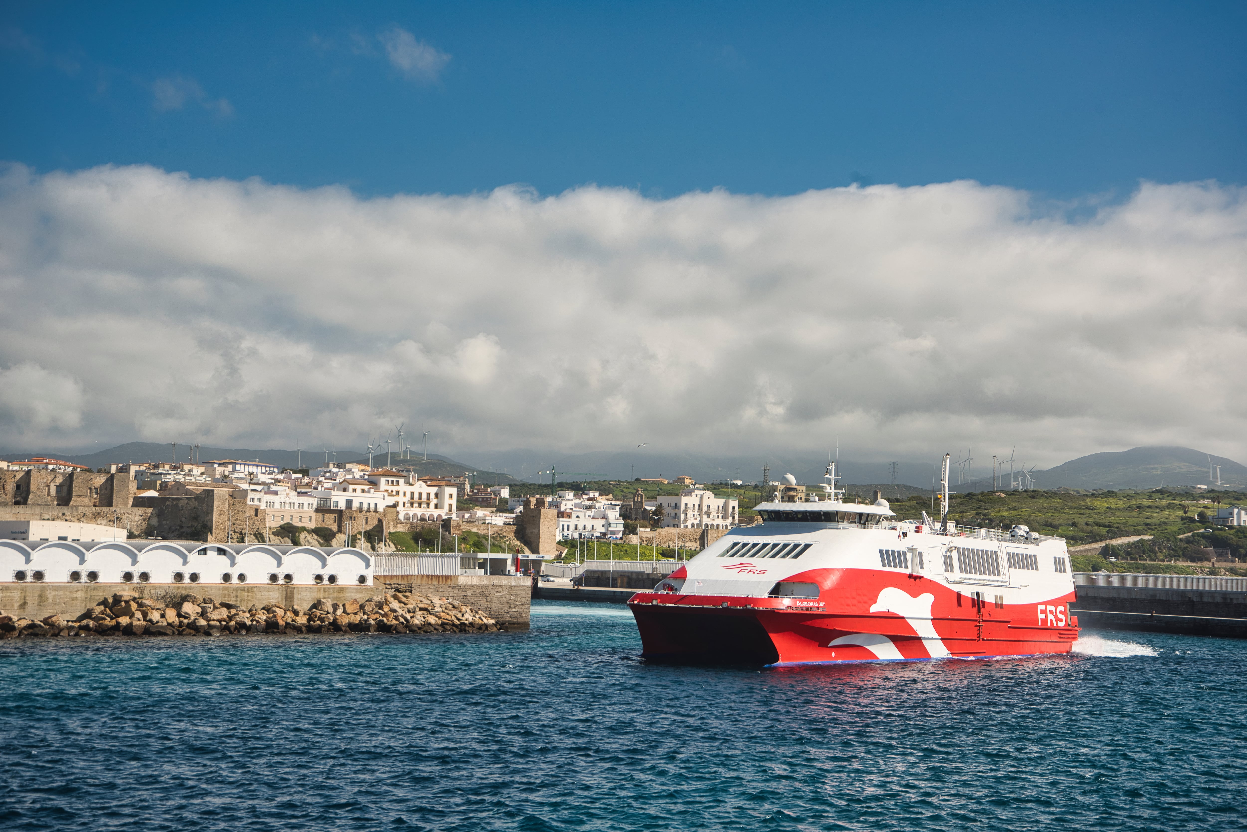 Barco de pasajeros saliendo de la bocana del Puerto de Tarifa destino a Tánger.