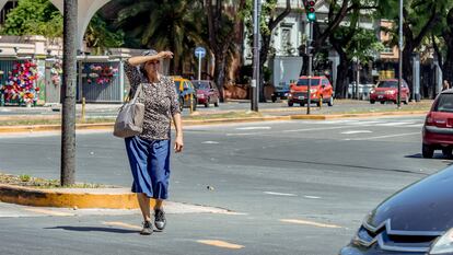 Una mujer camina en Buenos Aires.