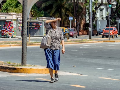 Una mujer camina en Buenos Aires.