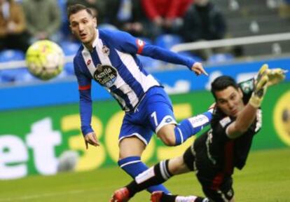 Lucas Pérez, dispara ante el Granada.