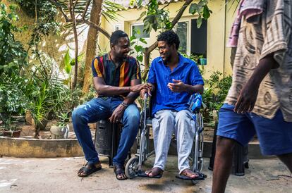 El doctor Xavier conversa con uno de sus pacientes que quedó parapléjico por un accidente en la frontera. / JAVIER BAULUZ