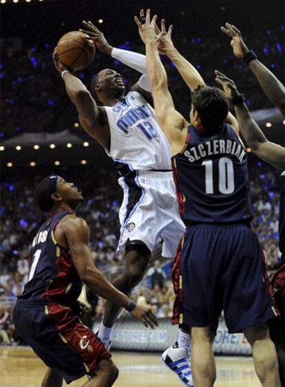 Dwight Howard, de los Magic de Orlando, en una jugada del partido