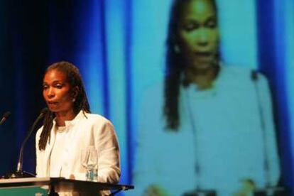 Dr. Helene Gayle, presidenta de AIDS durante su ponencia en en la conferencia.