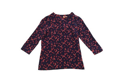 Floral: blusn de seda en azul con estampado de mariposas rojas. Este modelo es de Dolores Promesas (64,95 euros).