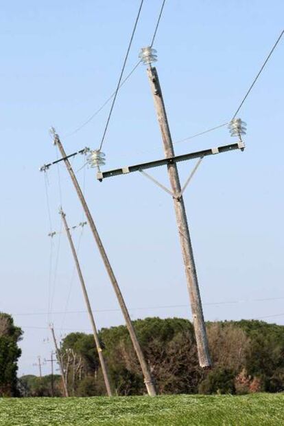 Efectos del temporal sobre una conducción eléctrica en Girona.