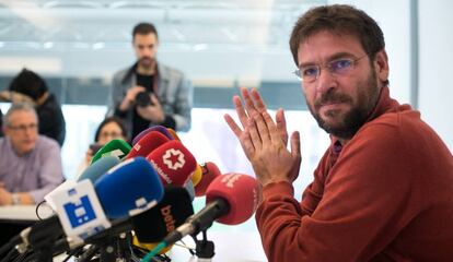 Albano Dante Fachin, secretario general de Podem Catalunya, este lunes, anunciando su dimisión.