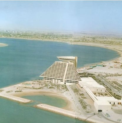 Vista del Sheraton en 1982, cuando era el único edificio en una bahía ahora repleta de rascacielos.