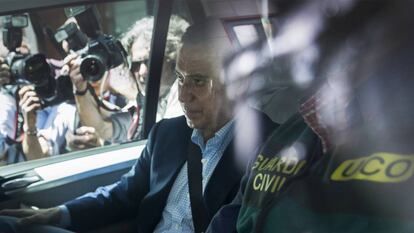 Eduardo Zaplana escoltado por la UCO de la Guardia Civil tras el registro en su domicilio de Valencia.