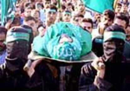 Activistas de Hamás cargan el cadáver de Abdel Raiman Hamad, dirigente de este grupo fundamentalista, durante su funeral.