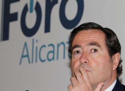 El presidente de la CEOE, Antonio Garamendi, participa en el coloquio "Desafios presentes y futuros" en Alicante.