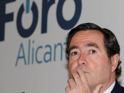 El presidente de la CEOE, Antonio Garamendi, participa en el coloquio "Desafios presentes y futuros" en Alicante.