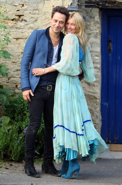 La modelo Kate Moss y su prometido, el músico Jamie Hince, posan para los medios el 30 de junio, el día antes de su boda, en la localidad donde se van a casar.