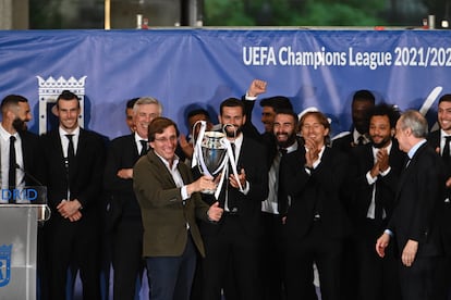 El alcalde de Madrid, José Luis Martínez Almeida, levanta una réplica de la Copa de Europa durante la recepción en el Ayuntamiento.