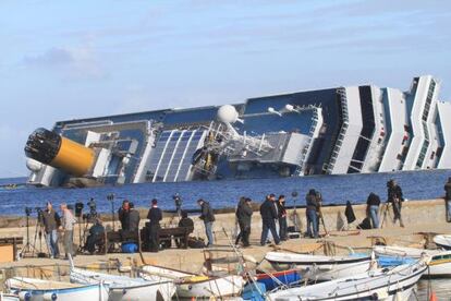 Periodistas captan imagenes del crucero 'Costa Concordia'.