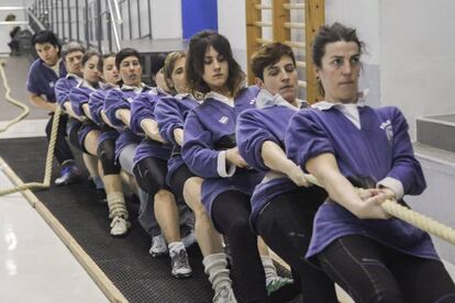 Las integrantes del club de sokatira Badaiotz, en pleno entrenamiento en un frontón de Abetxuko, Vitoria.