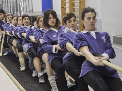 Las integrantes del club de sokatira Badaiotz, en pleno entrenamiento en un frontón de Abetxuko, Vitoria.